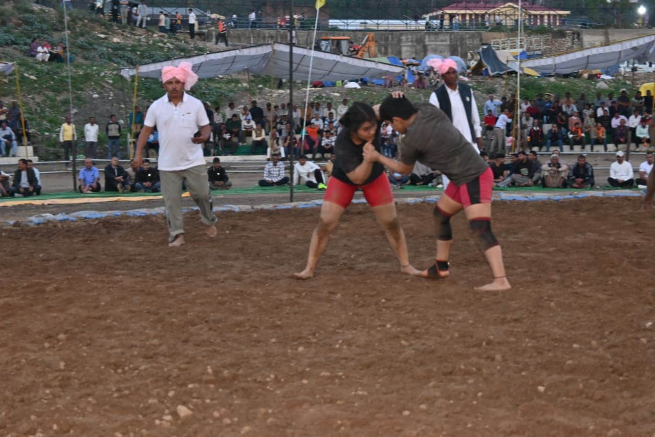 नलवाड़ी मेले में आयोजित कुश्ती प्रतियोगिता में दमखम दिखाती महिला पहलवान। स्रोत: डीपीआरओ