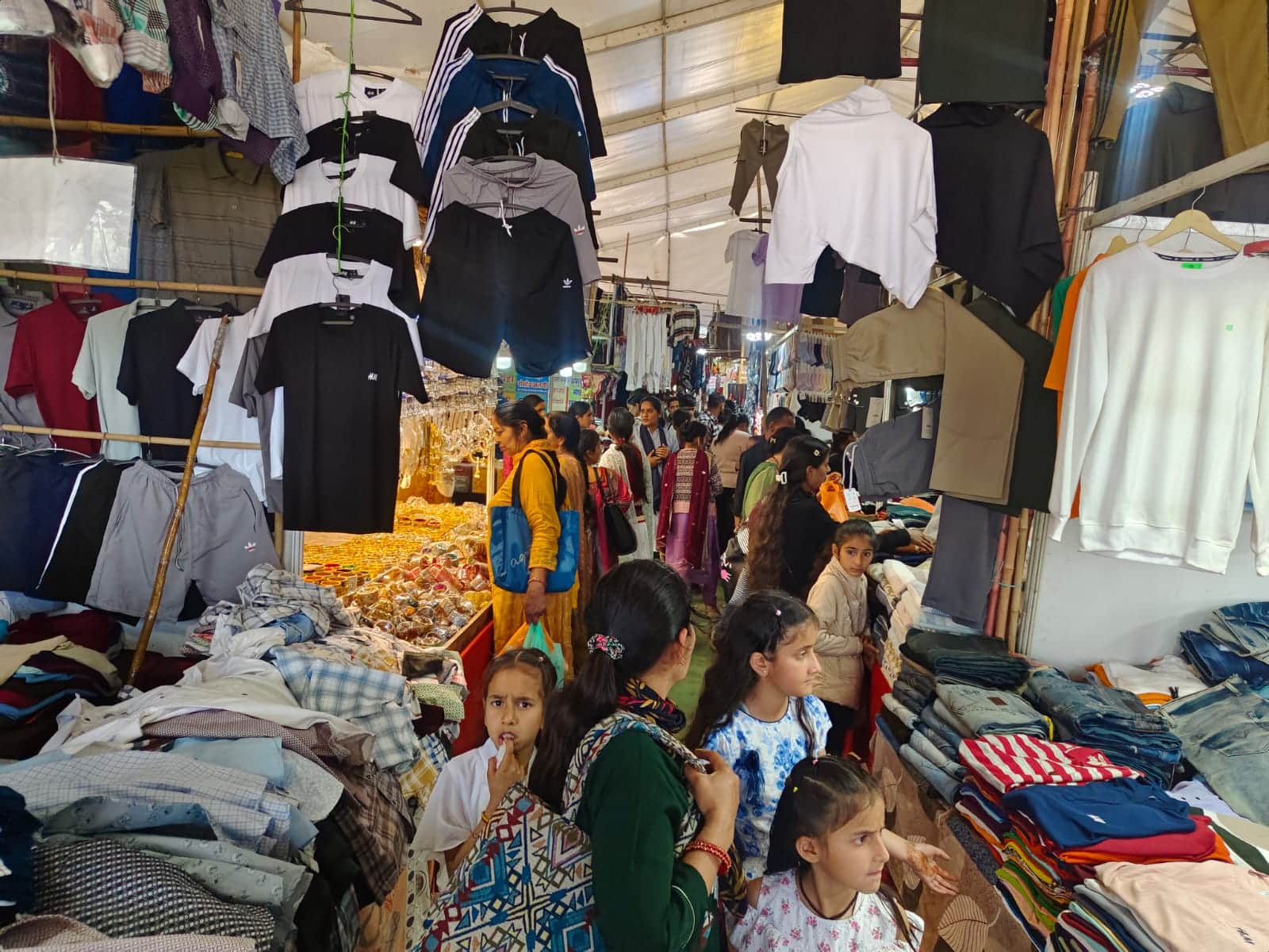 नलवाड़ी मेले में खरीदारी के लिए पहुंचे लोग। संवाद