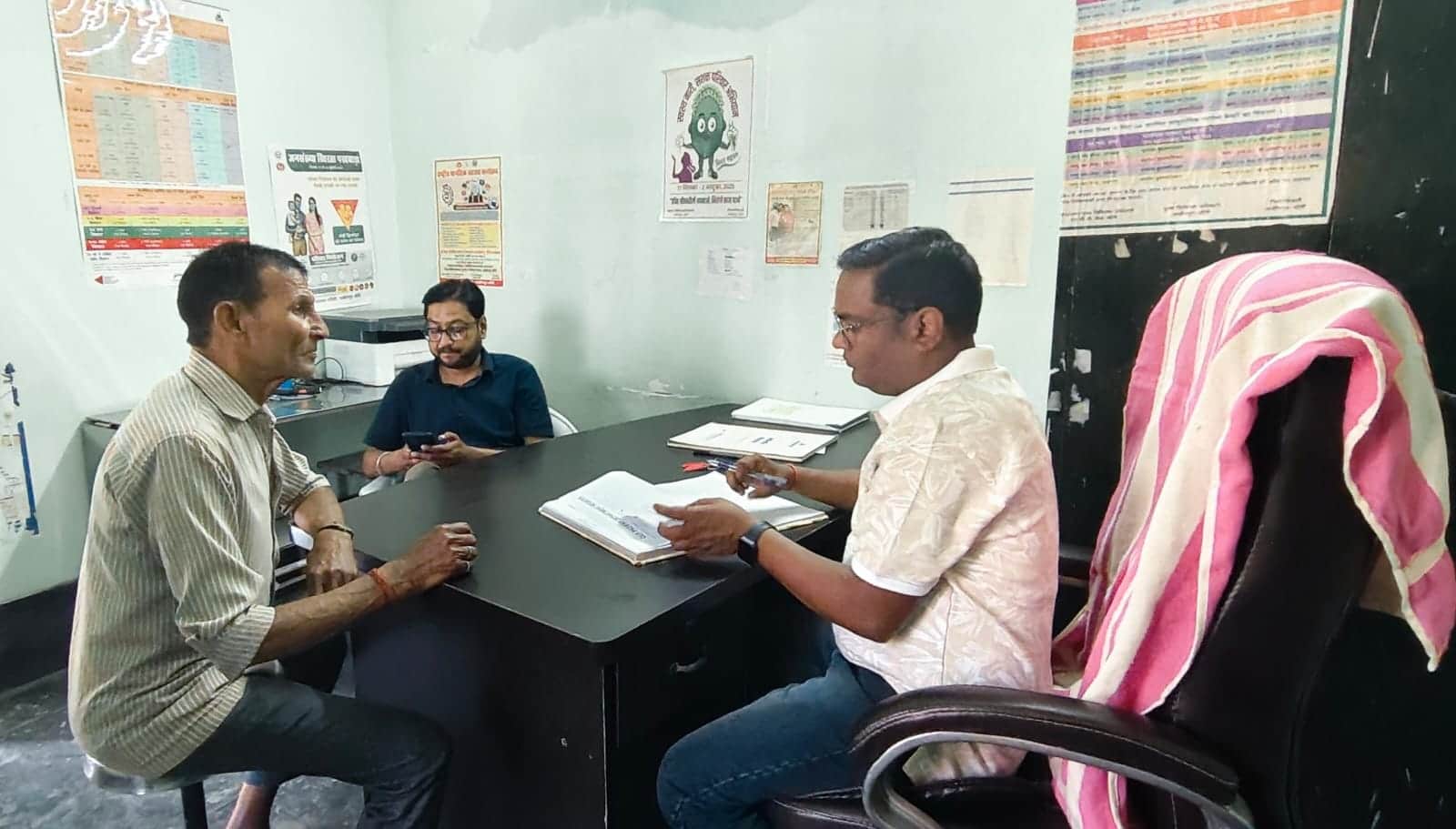 नौरंगाबाद स्वास्थ्य केंद्र पर मरीजों को देखते चिकित्सक। संवाद