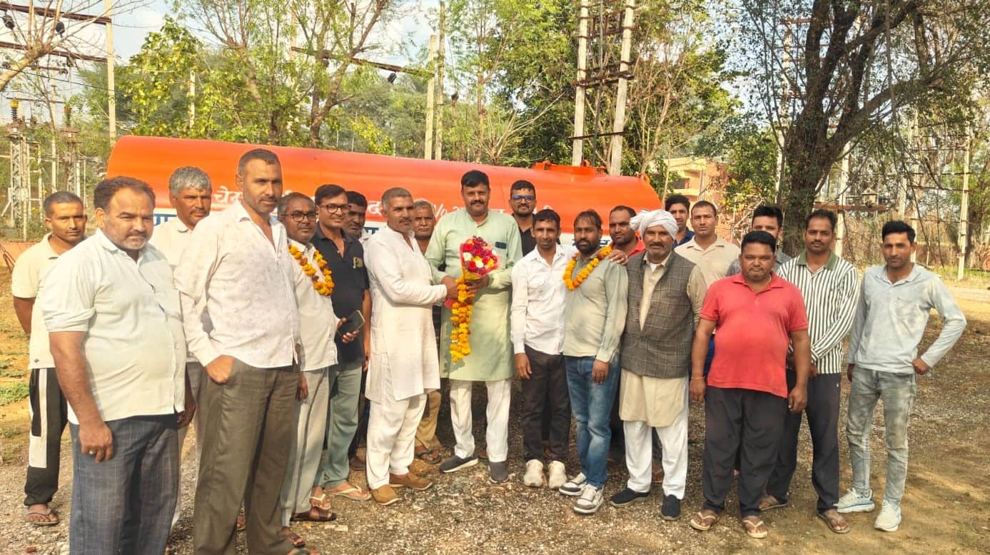 पंचायत प्रतिनिधियों के साथ आनंद डालावास। 