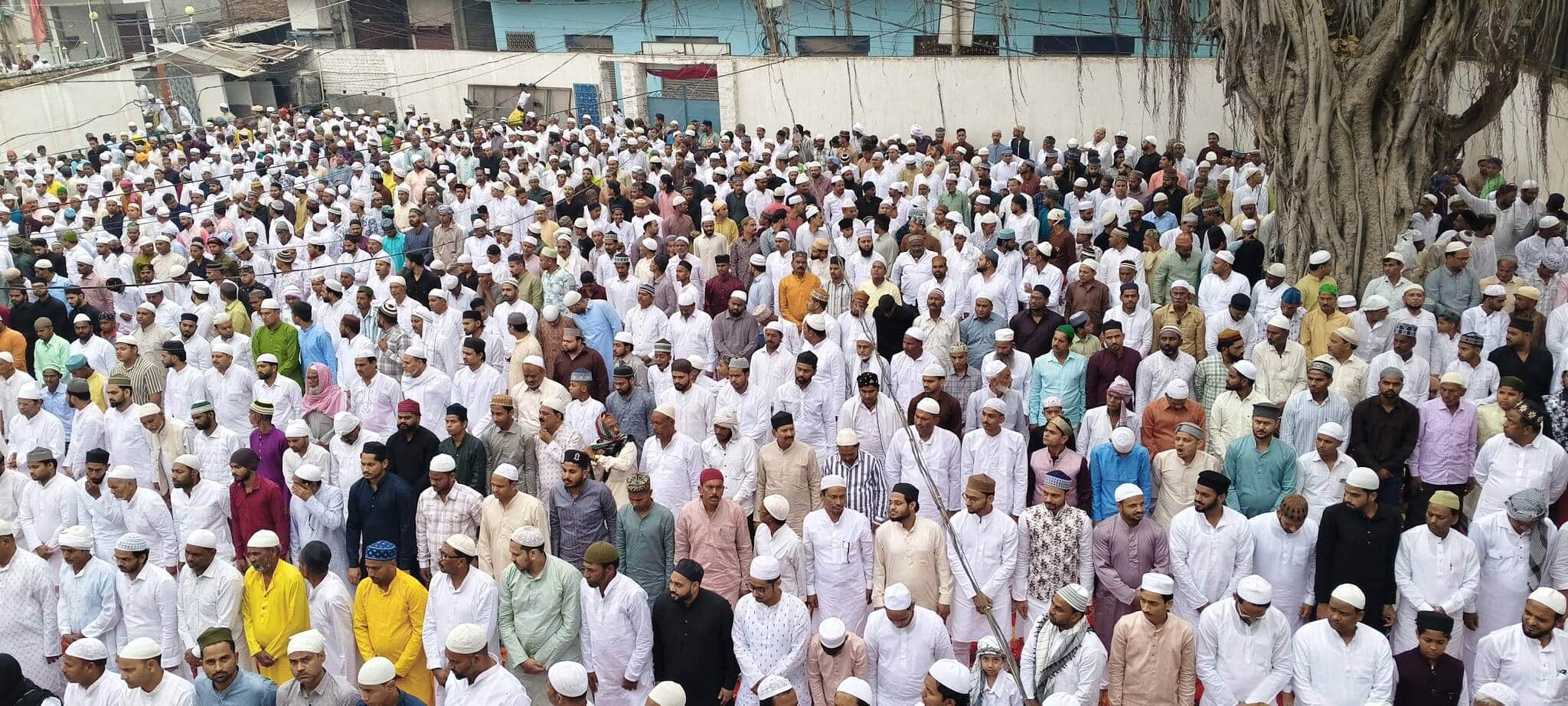 पीडीडीयू नगर के ईदगाह में नमाज अदा करते मुस्लिम बंधु। संवाद