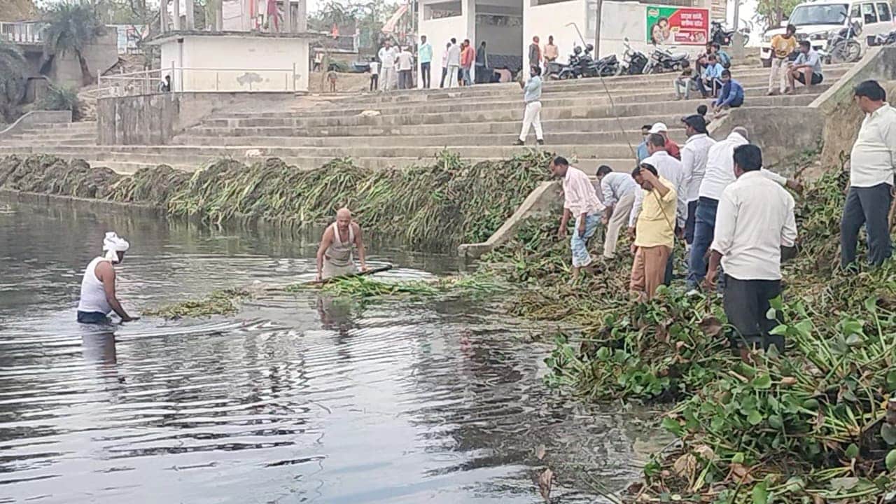 पंडूल घाट पर मनोरमा नदी की सफाई करते लोग। संवाद