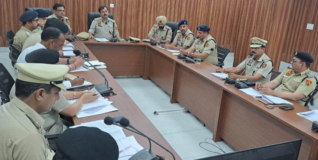 पुलिस अधिकारियों के साथ बैठक करते उप महानिरीक्षक सुरेंद्रपाल सिंह। पीआरओ