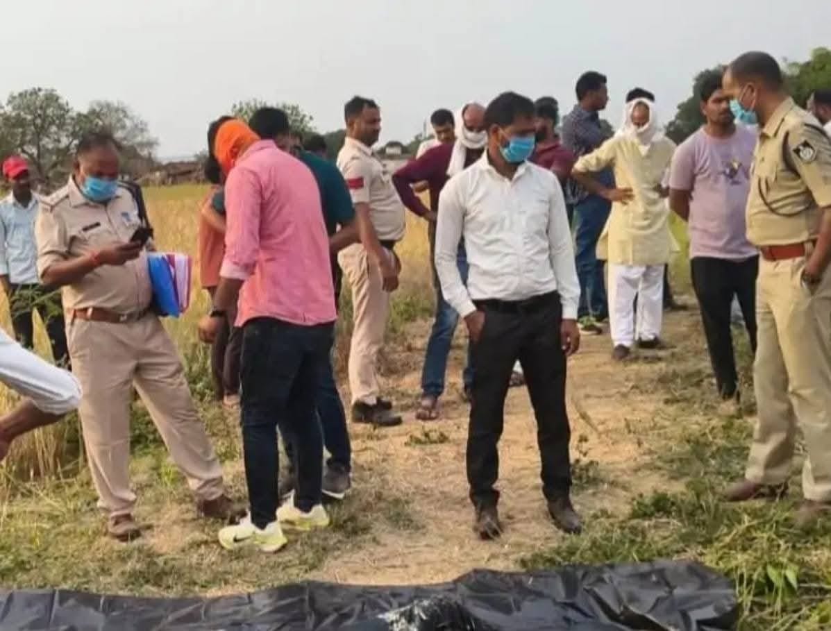 पुलिस जांच करती हुई