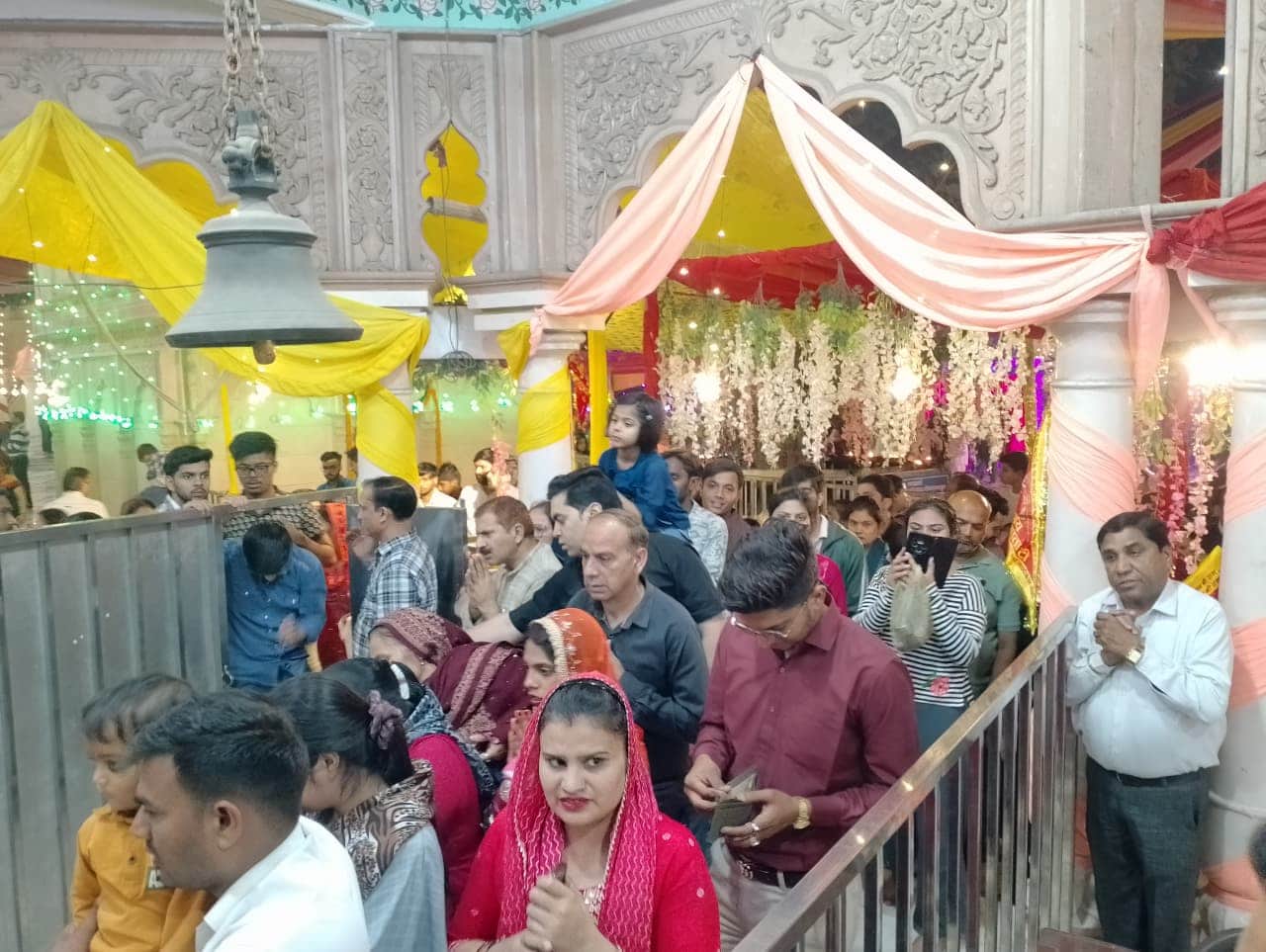 प्राचीन देवी मंदिर में नवरात्र पर माता के दर्शन के लिए लाइन में लगे श्रद्धालु। संवाद