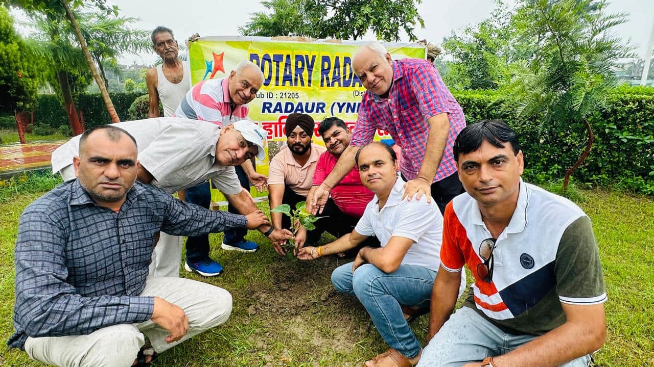  पार्क में पौधरोपण करते रोटरी क्लब के सदस्य। स्वयं