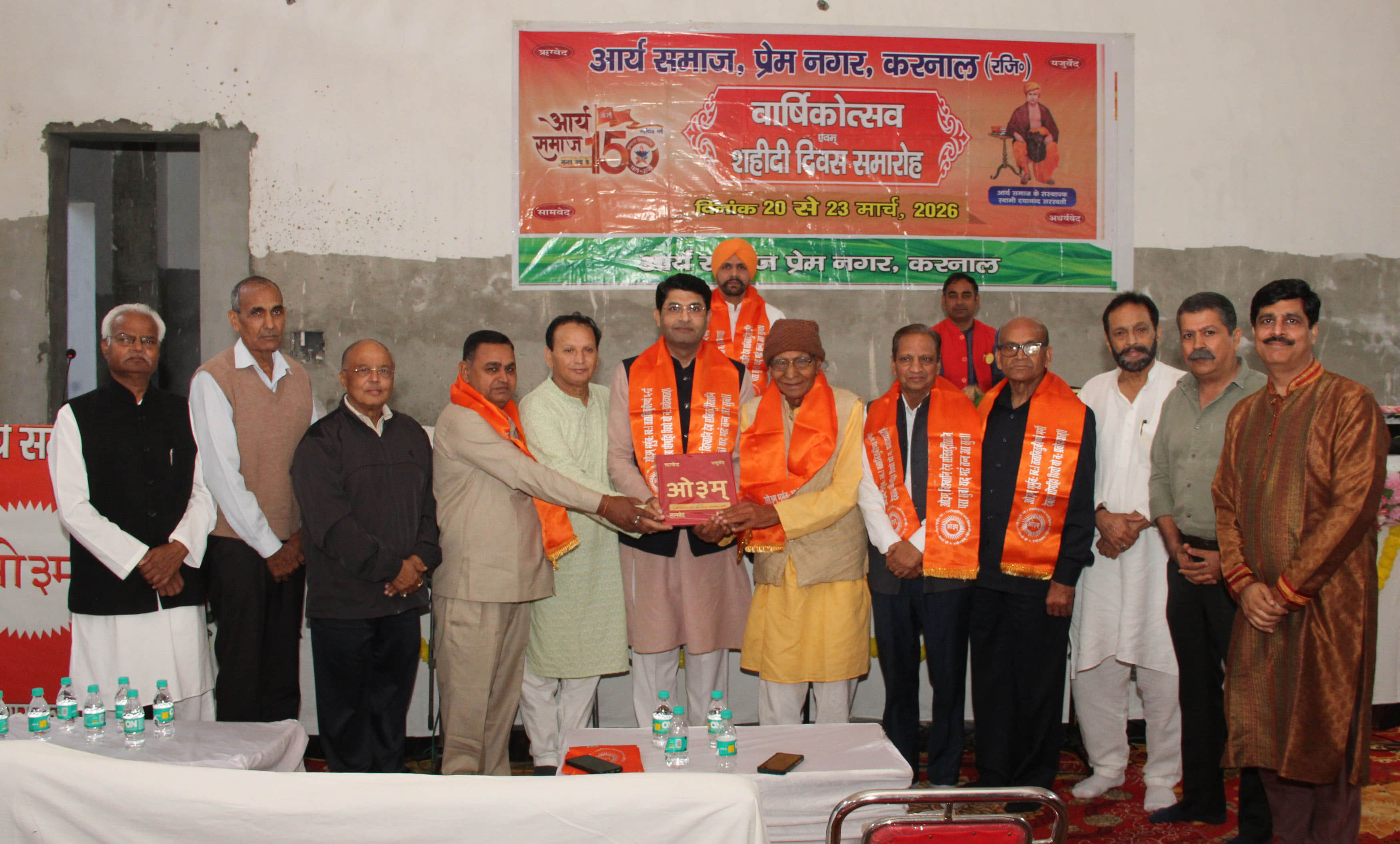 प्रेम नगर आर्य समाज में आयोजित कार्यक्रम में कपिल अत्रेजा को सम्मानित करते सदस्य। स्वयं