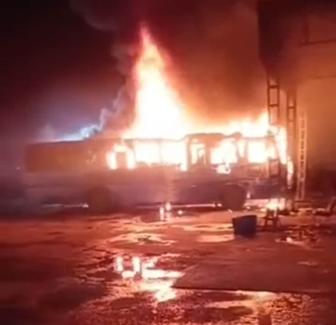 पुराने बस स्टैंड पर खड़ी बस में लगी आग स्वयं