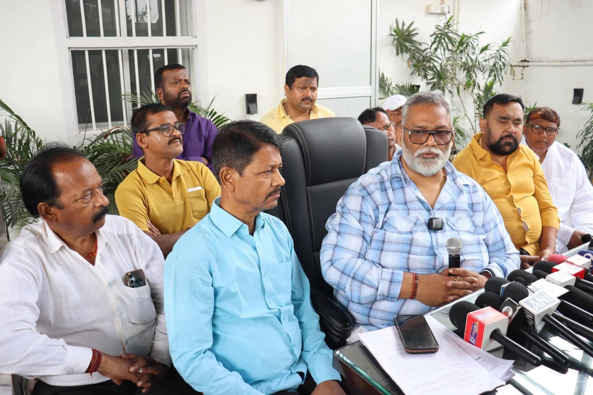 प्रेस कॉन्फ्रेंस करते सांसद पप्पू यादव