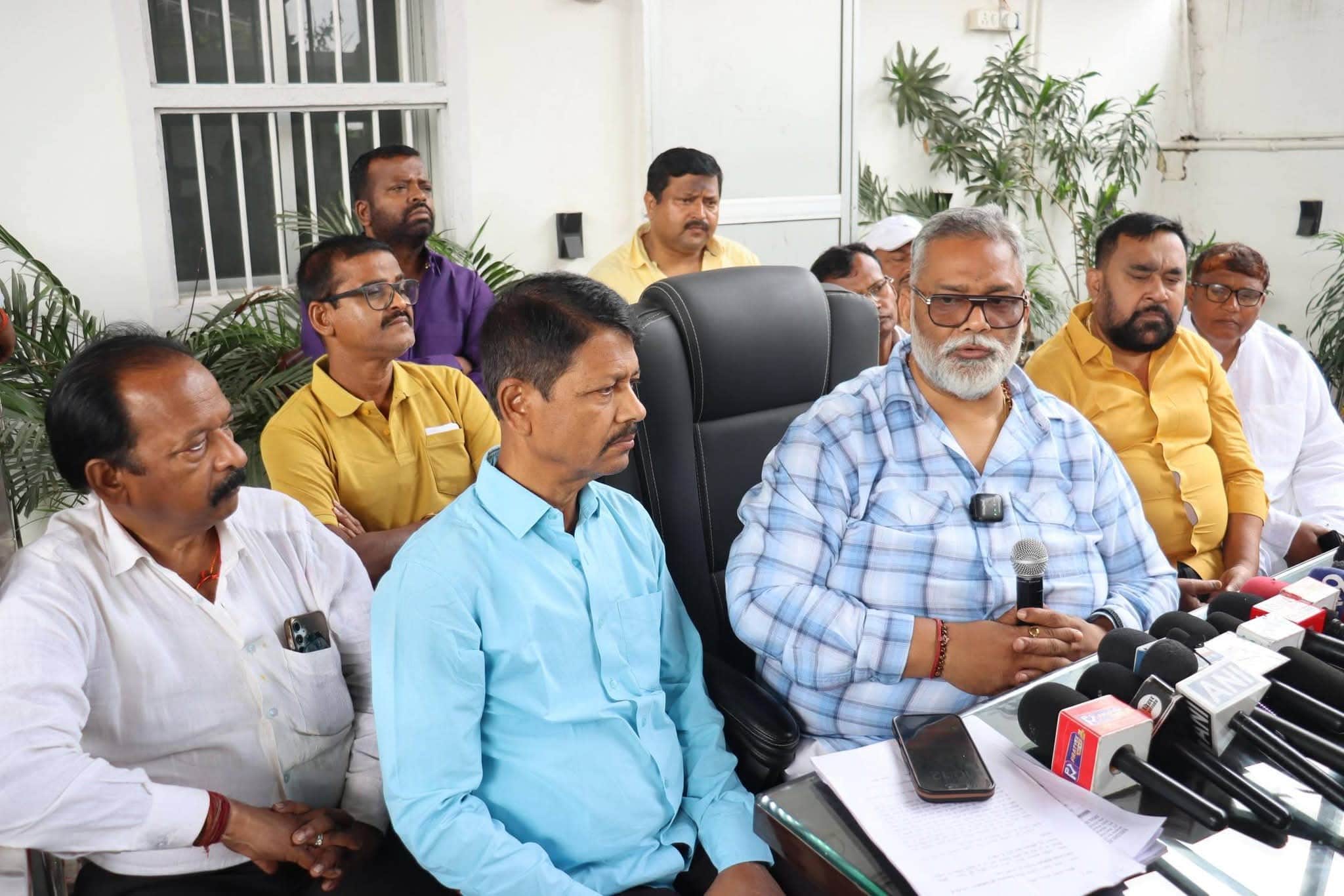 प्रेस कॉन्फ्रेंस करते सांसद पप्पू यादव