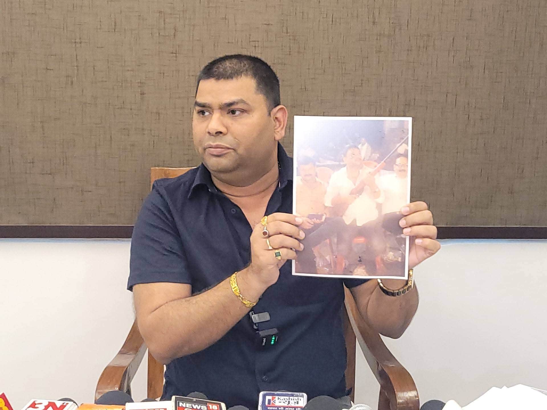 प्रेस कॉन्फ्रेंस पुर्व विधायक मुकेश रोशन