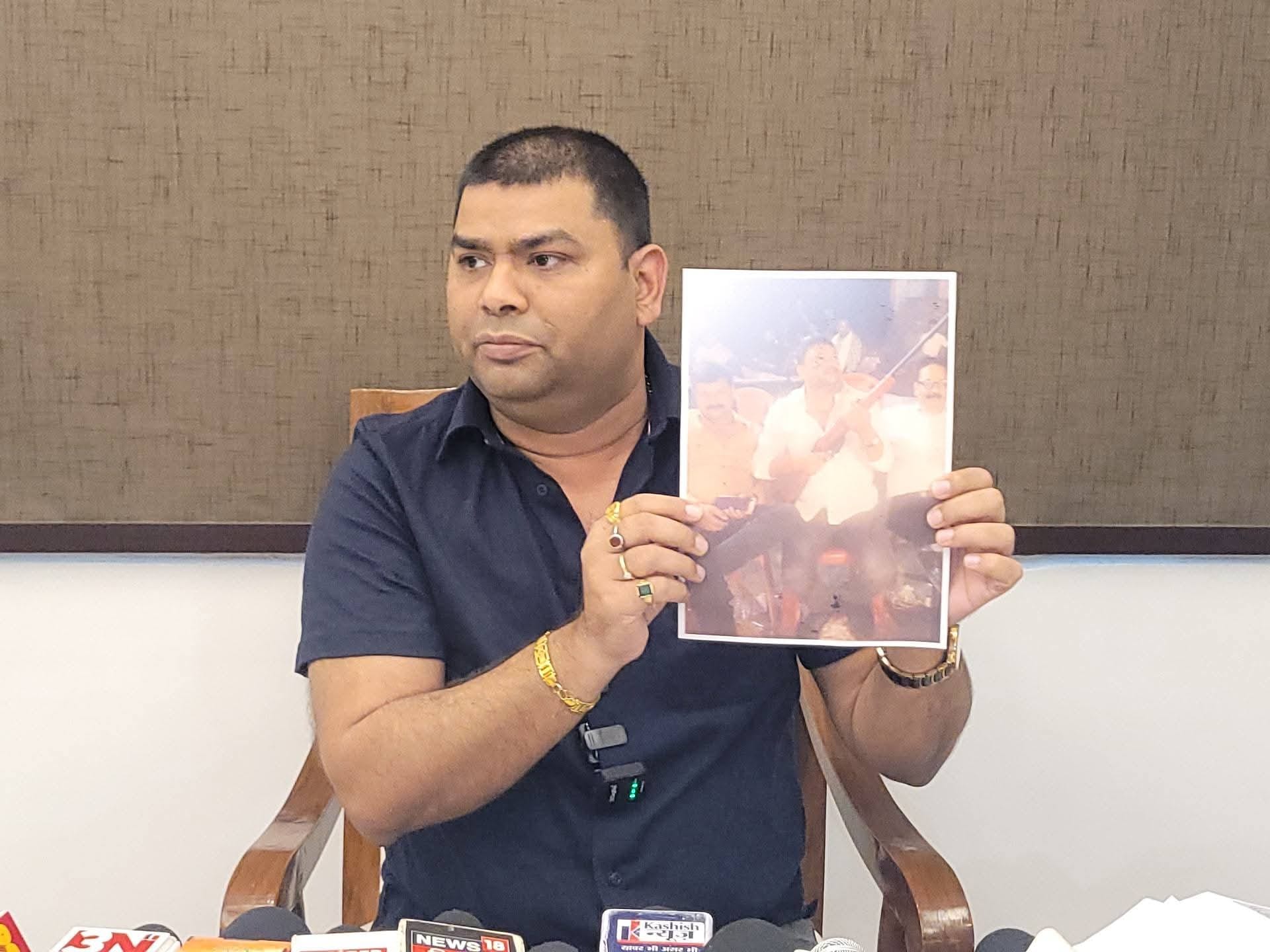 प्रेस कॉन्फ्रेंस पुर्व विधायक मुकेश रोशन