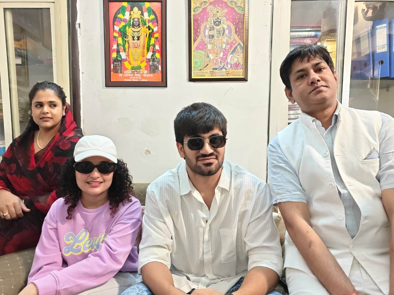 प्रदर्शनी उपाध्यक्ष के आवास पर जानकारी देते हरियाणवी कलाकार। संवाद