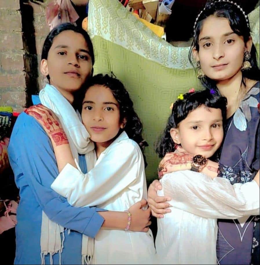 पटेलनगर ईदगाह में ईद की नमाज अदा करते लोग और गले मिलकर एक-दूसरे को मुबारकबाद देतीं बेटियां। संव