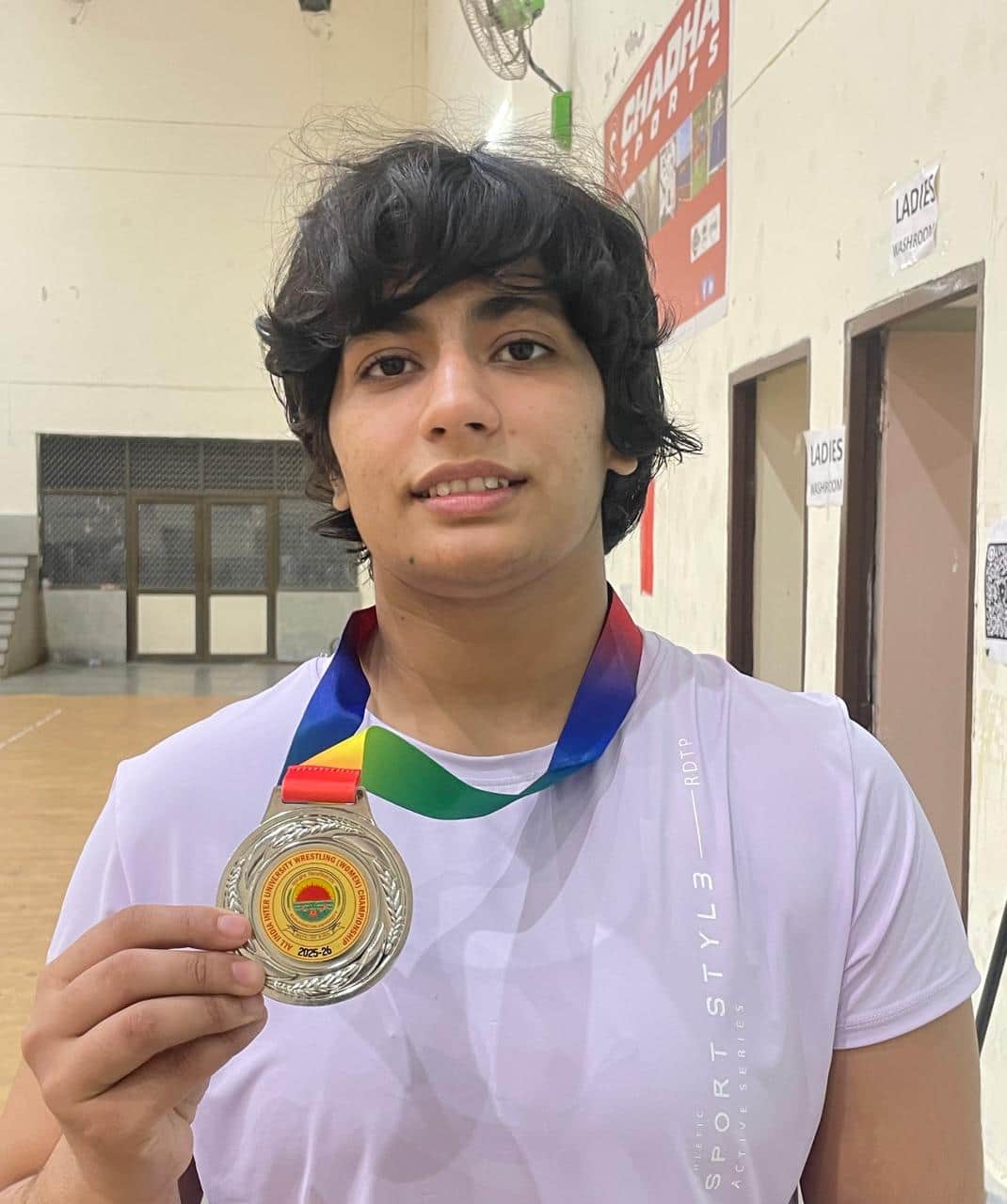 पदक दिखातीं इशिका। स्वयं