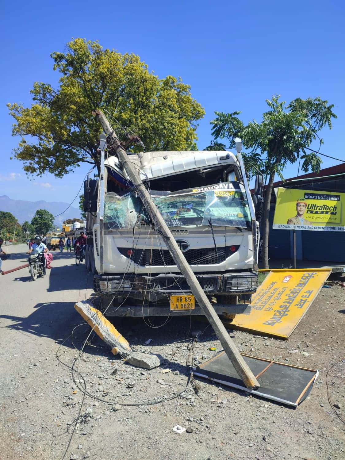 पांवटा-भंगानी सड़क पर शिवपुर के पास ट्राले द्वारा तोड़े बिजली के खंबे। संवाद