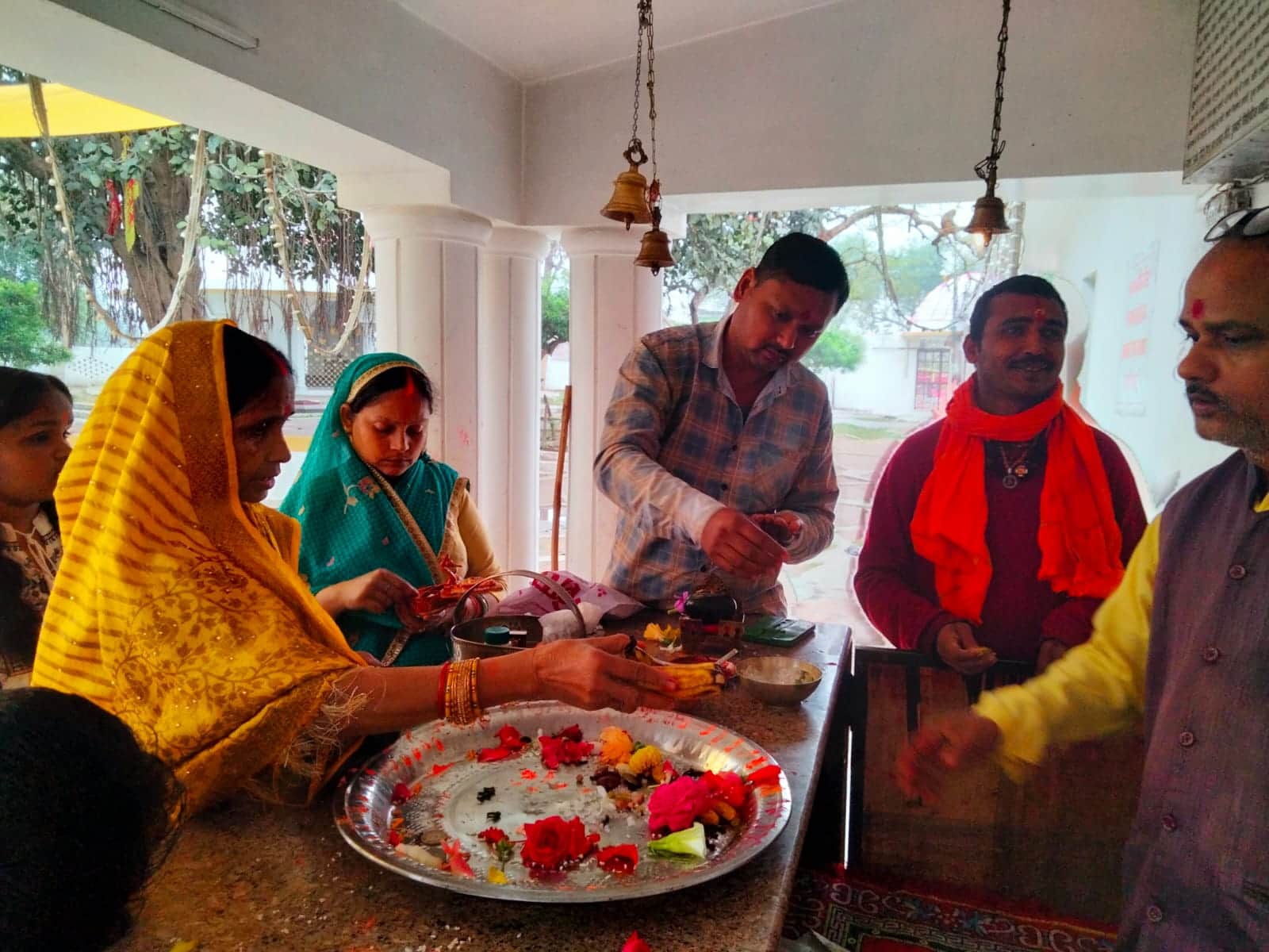 राजर्षि काली मंदिर में पूजा करते श्रद्धालु