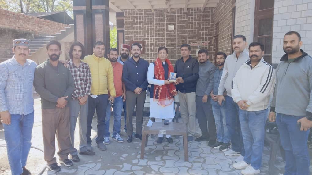 राज्यसभा सांसद डॉ. सिकंदर से मिलने पहुचे कार्यकर्ता व लोग। स्रोत : जागरूक पाठक