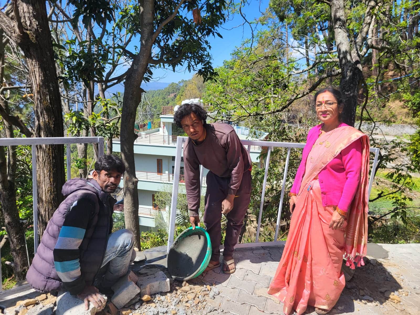 रानीधारा रोड पर दुर्घटना संभावित स्थानों पर रेलिंग लगाते श्रमिक। संवाद