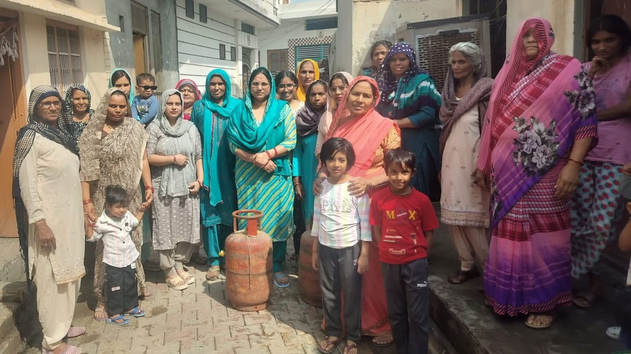 Gas cylinder shortage fuels anger, women protest