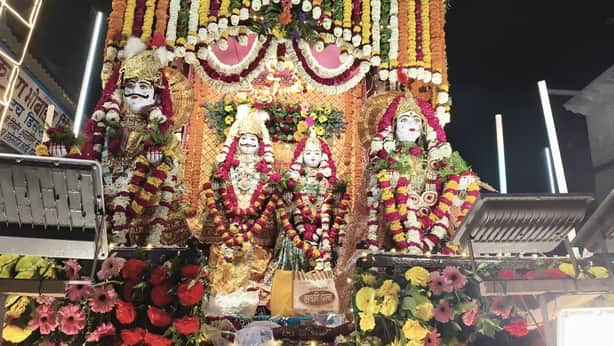 रथ में सवार गणगौर जी महाराज। संवाद