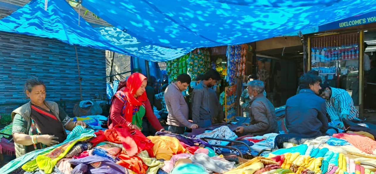 रविवार को फाग मेले में खरीदारी करते लोग। संवाद