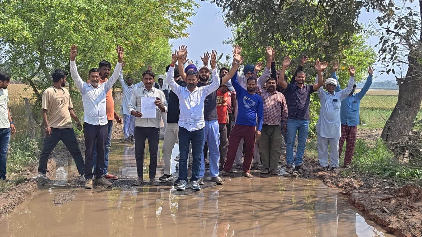 सिंगाही–सिंधौना सड़क मार्ग पर जलभराव की समस्या को लेकर प्रदर्शन करते ग्रामीण।संवाद