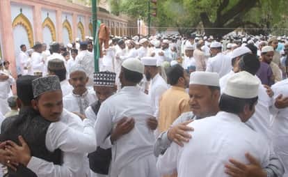 सिगरा स्थित काशी विद्यापीठ के पास ईदगाह में नमाज के बाद का माहाैल।