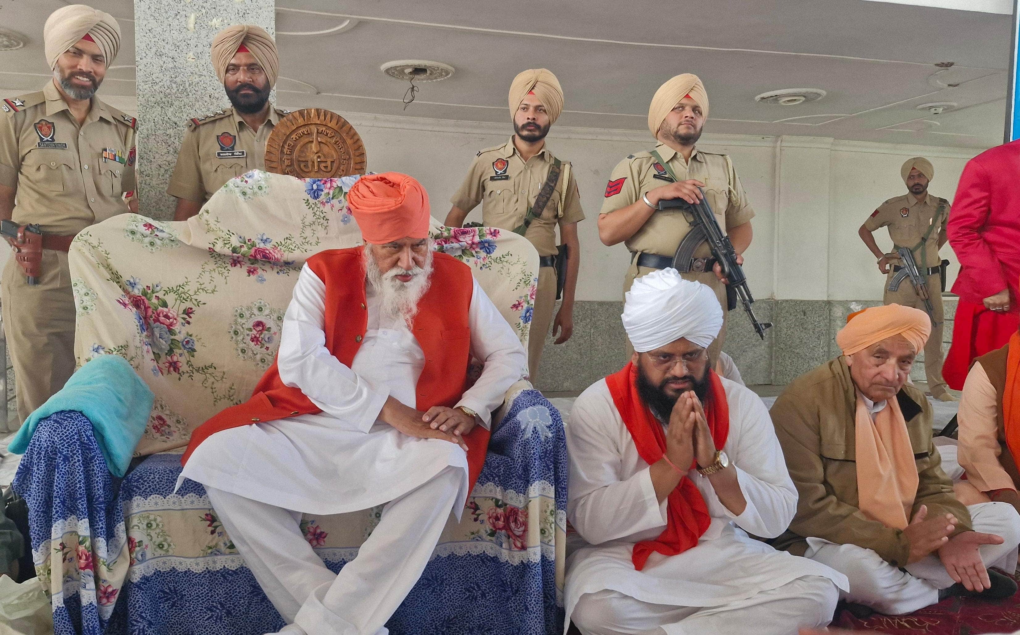 संगत को आशीर्वाद देते संत निरंजन दास महाराज। संवाद