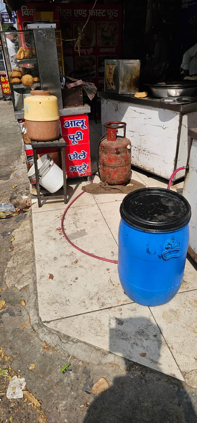 सेक्टर 12 के ढाबे पर रखा सिलिंडर संवाद