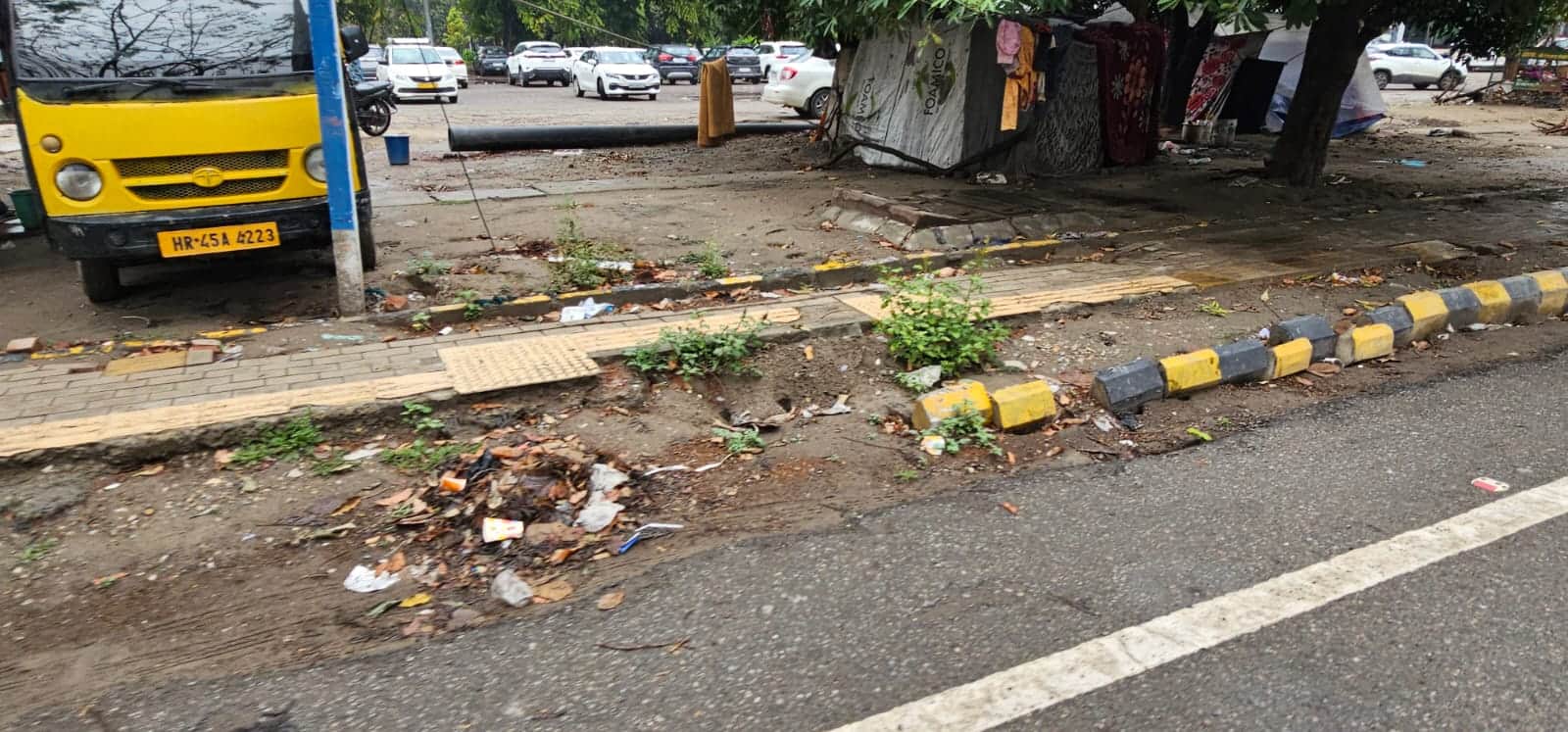 सेक्टर 12 में टूटा हुआ फुटपाथ संवाद