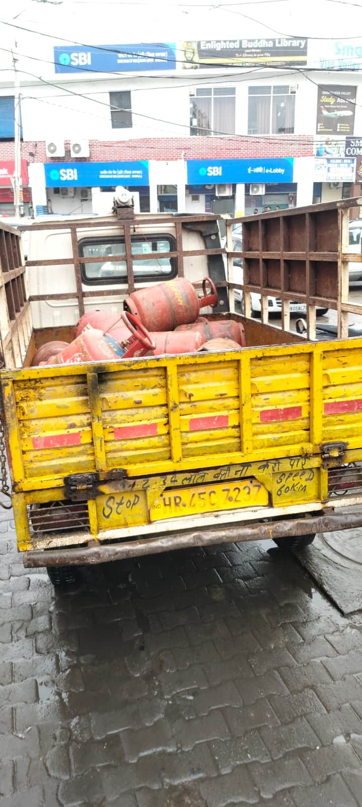 सिलेंडर जब्त करके ले जाती खाद्य एवं आपूर्ति विभाग की टीम । स्वयंऋ