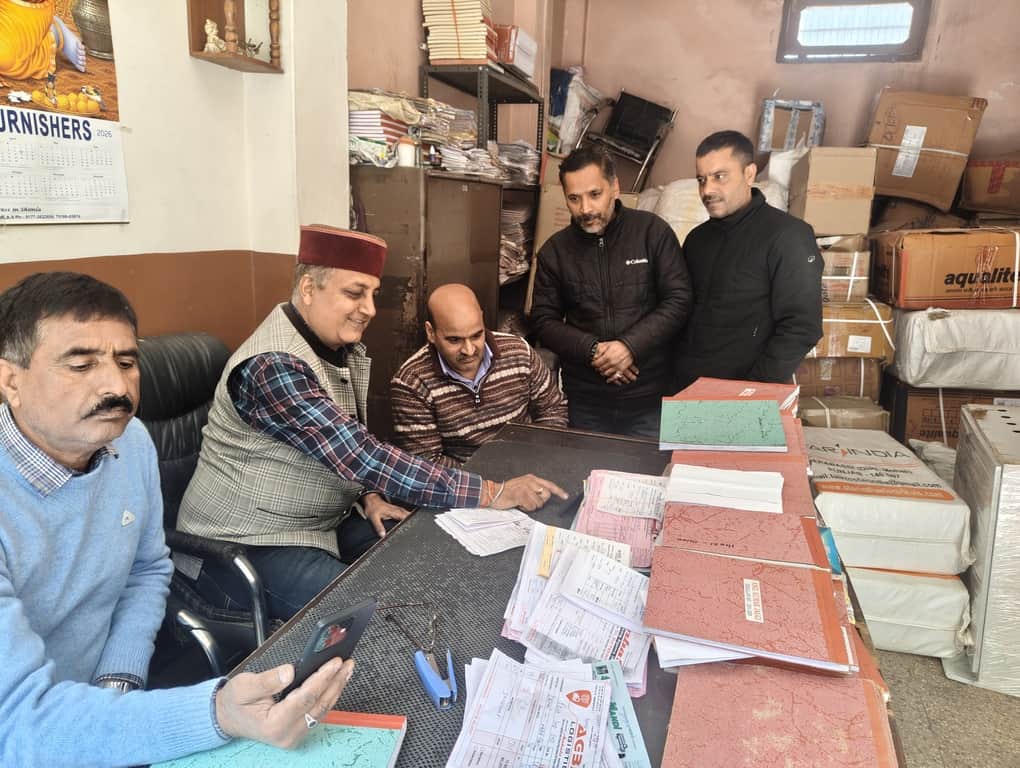 सोलन शहर में शनिवार को मोबाइल फोन पर बजट देखते कारोबारी। संवाद