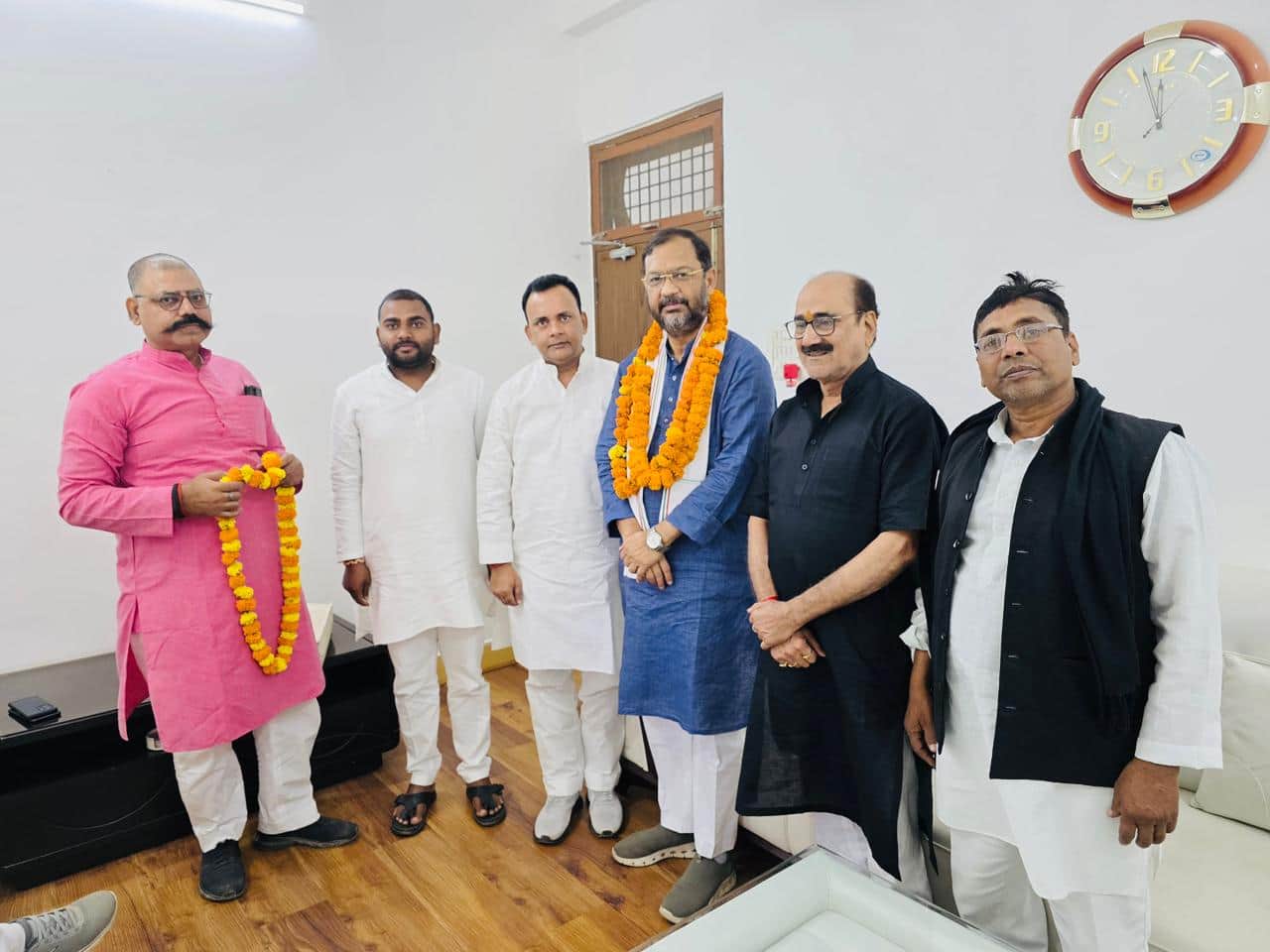 समीक्षा बैठक के दौरान मौजूद पदाधिकारी। स्रोत- कार्यकर्ता