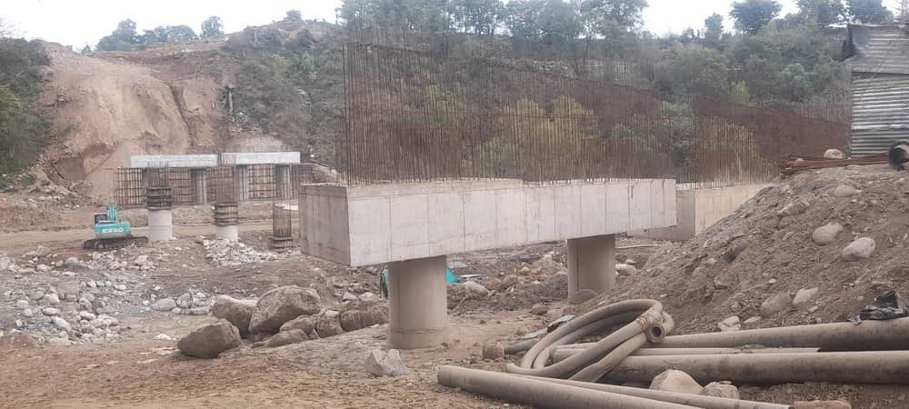 सुनेहड के पास बनेर खड्ड पर निर्माणाधीन पुल। -संवाद