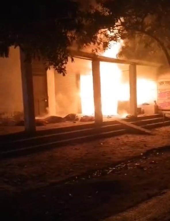 Fire broke out in a clothes and cosmetics shop, goods worth eight lakh burned