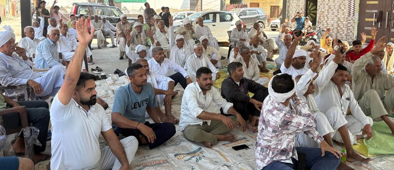 सिसाना में ग्रामीणों के साथ पंचायत करते खरखौदा संघर्ष कमेटी के सदस्य। संवाद