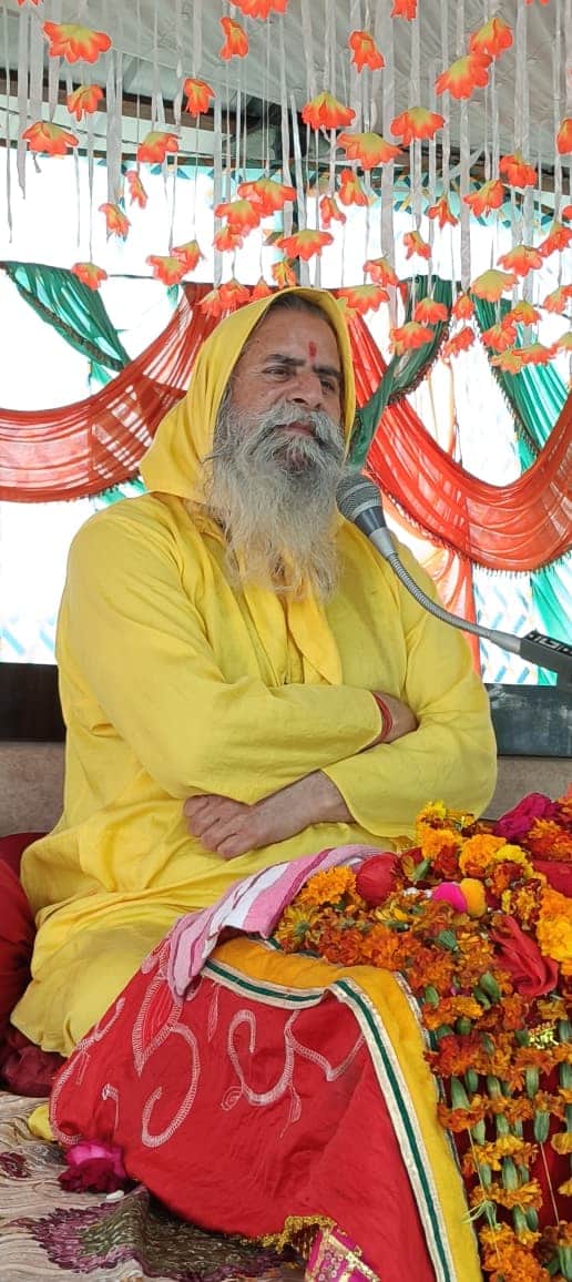 संत सुभाष शास्त्री प्रवचण करते हुए जागरूक पाठक