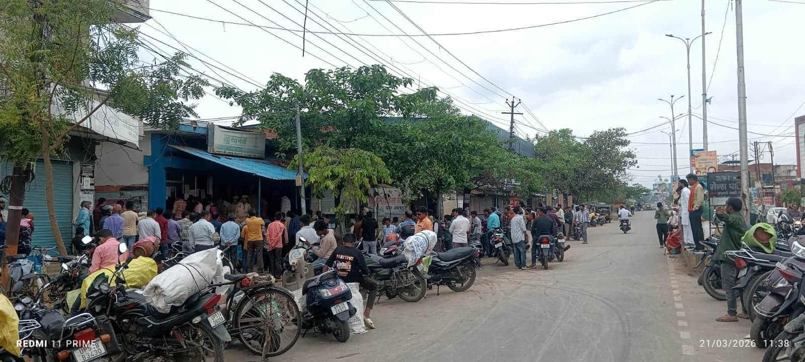 स्टेशन रोड गैस एजेंसी  लगी भीड़। संवाद