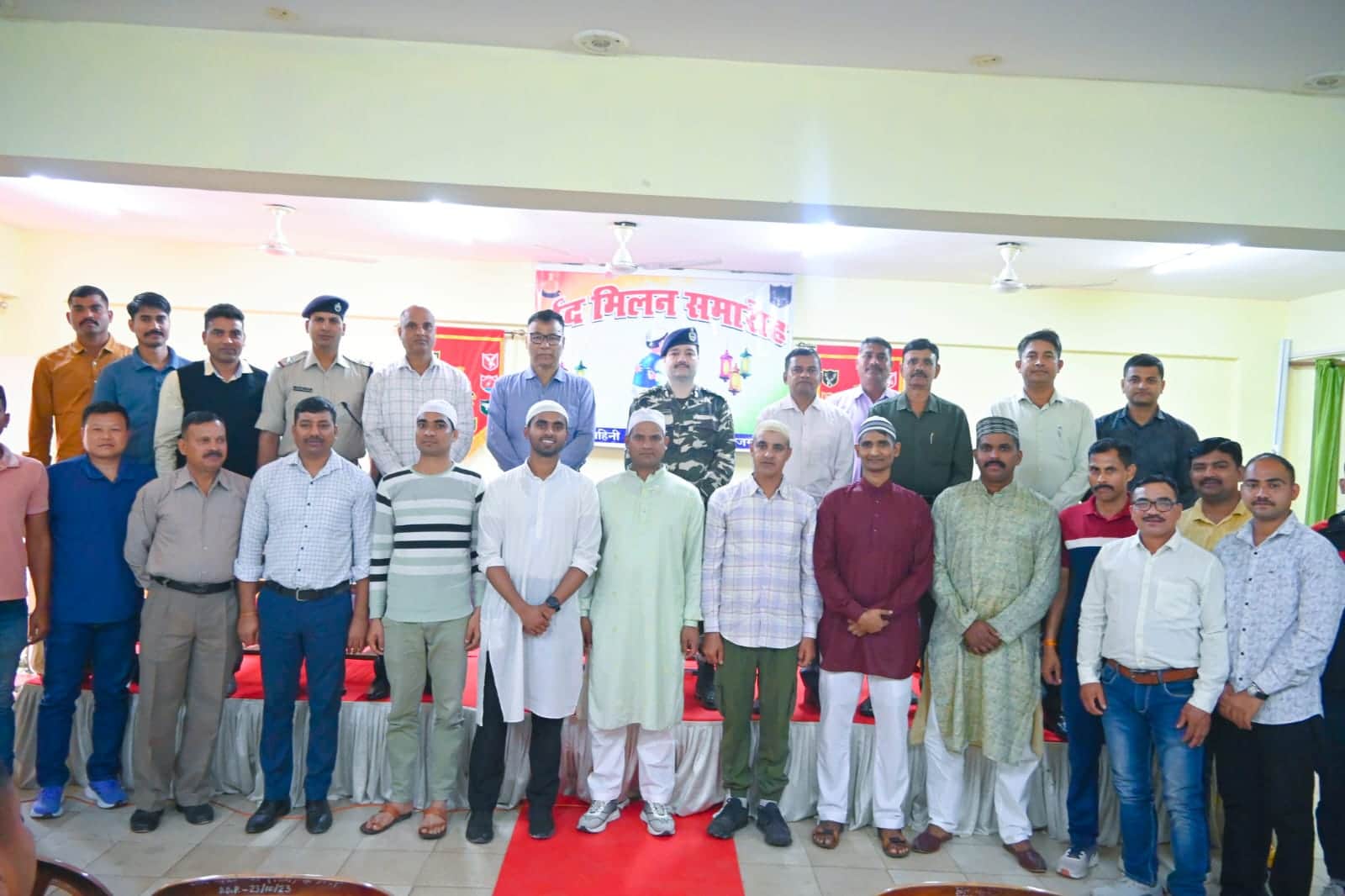 सद्भावना कार्यक्रम में उपस्थित एसएसबी और लोग।