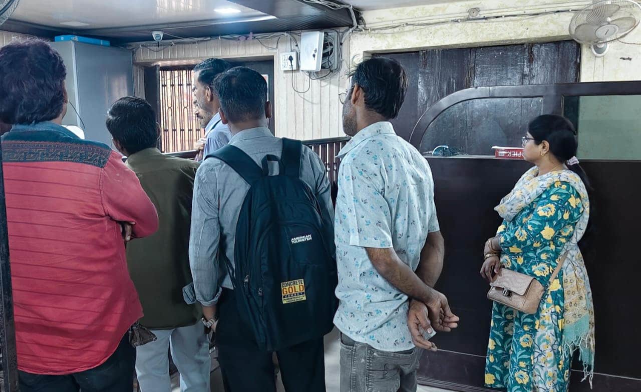 सदर उपनिबंधक कार्यालय में रजिस्ट्री कराने के लिए खड़े लोग। संवाद