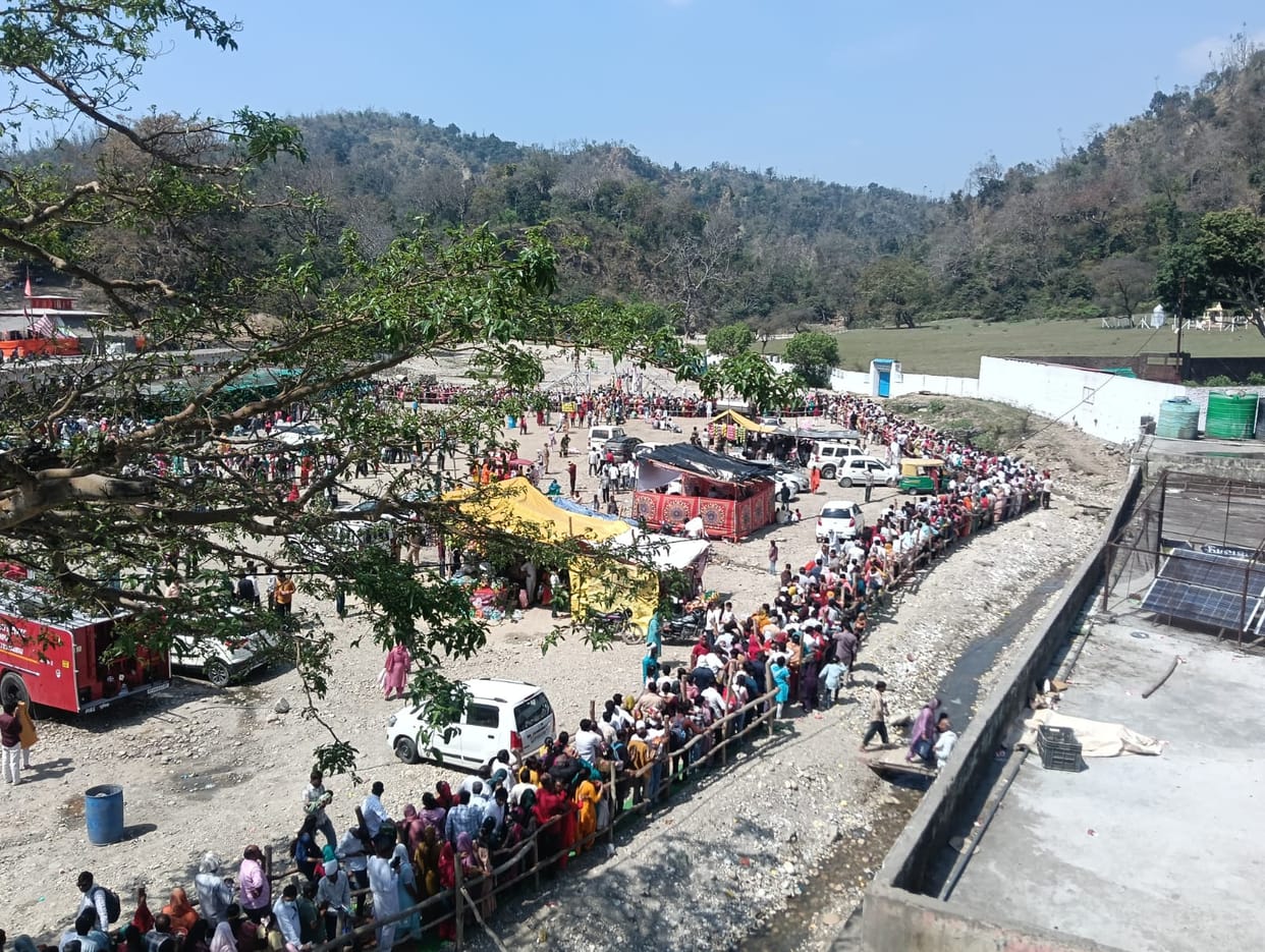 A wave of devotion surged at Siddhpeeth, people waited in line for hours to have darshan.