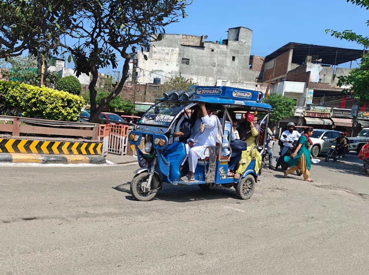 E-rickshaws are causing traffic jams on MG Road in Agra
