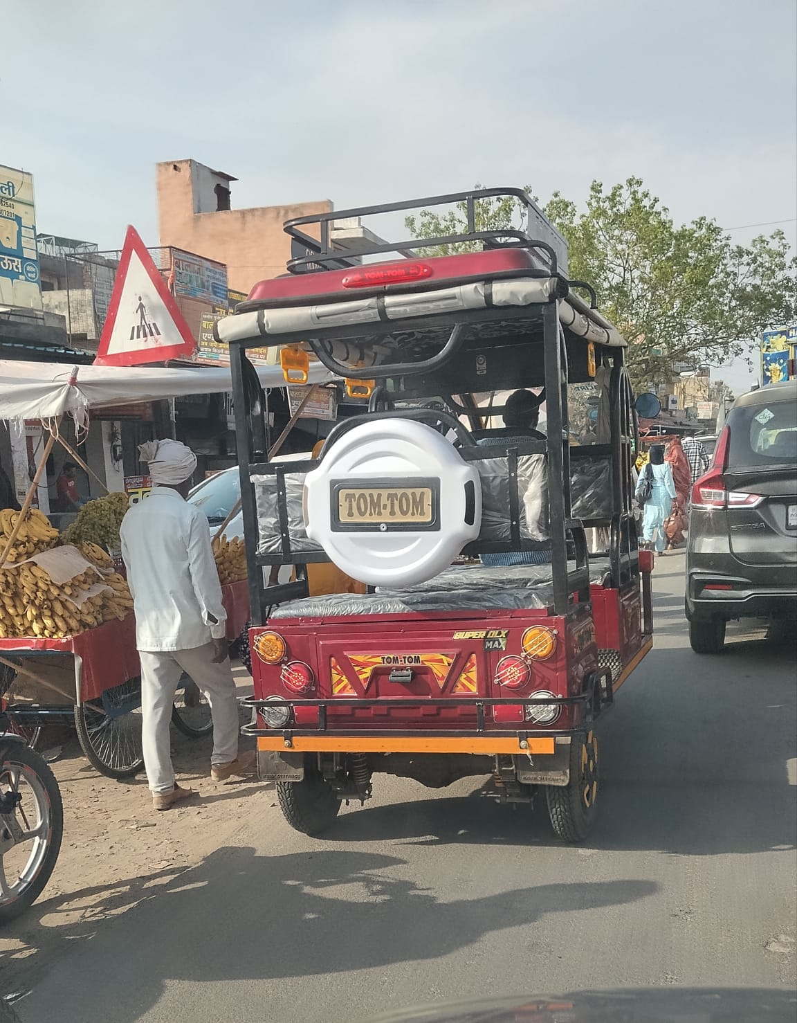 E-rickshaws running on the roads contrary to the norms, playing with the lives of people