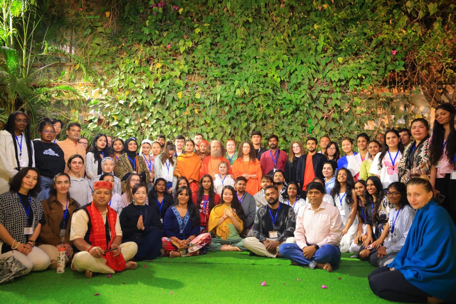 स्वामी चिदांनद सरस्वती से मुलाकात करते विभिन्न देशों से आए विद्यार्थी। स्रोत परमार्थ मीडिया।