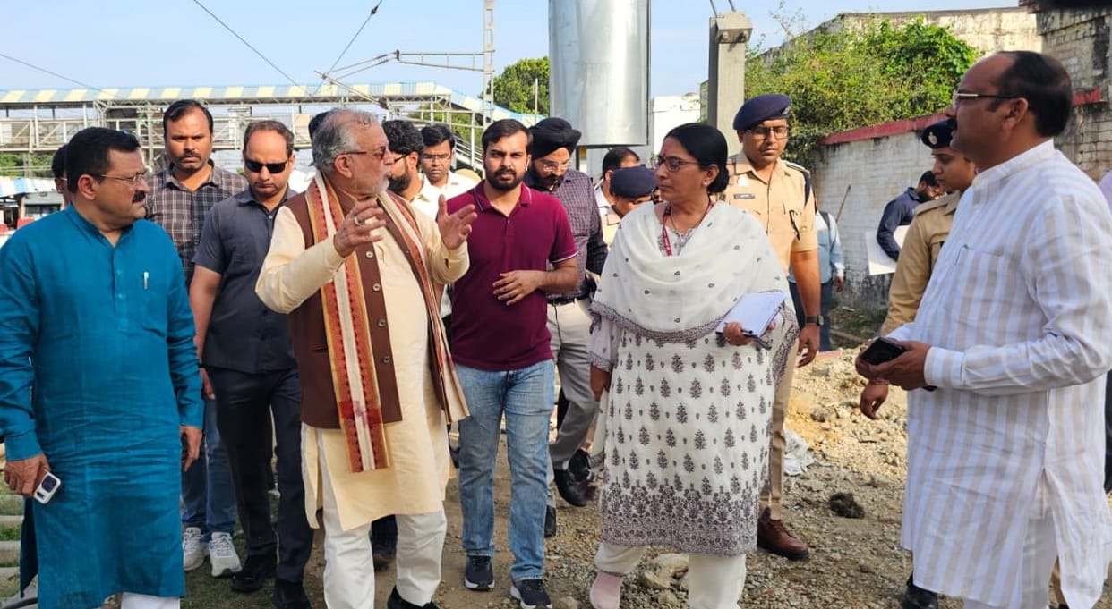 Checked the progress of construction work at the railway station