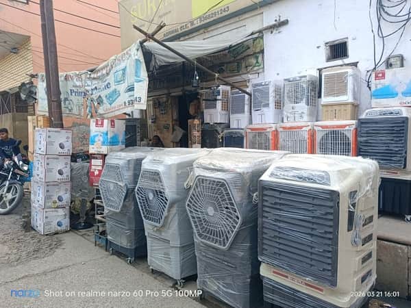 शहर की एक दुकान पर बिक्री के लिए रखे कूलर। संवाद