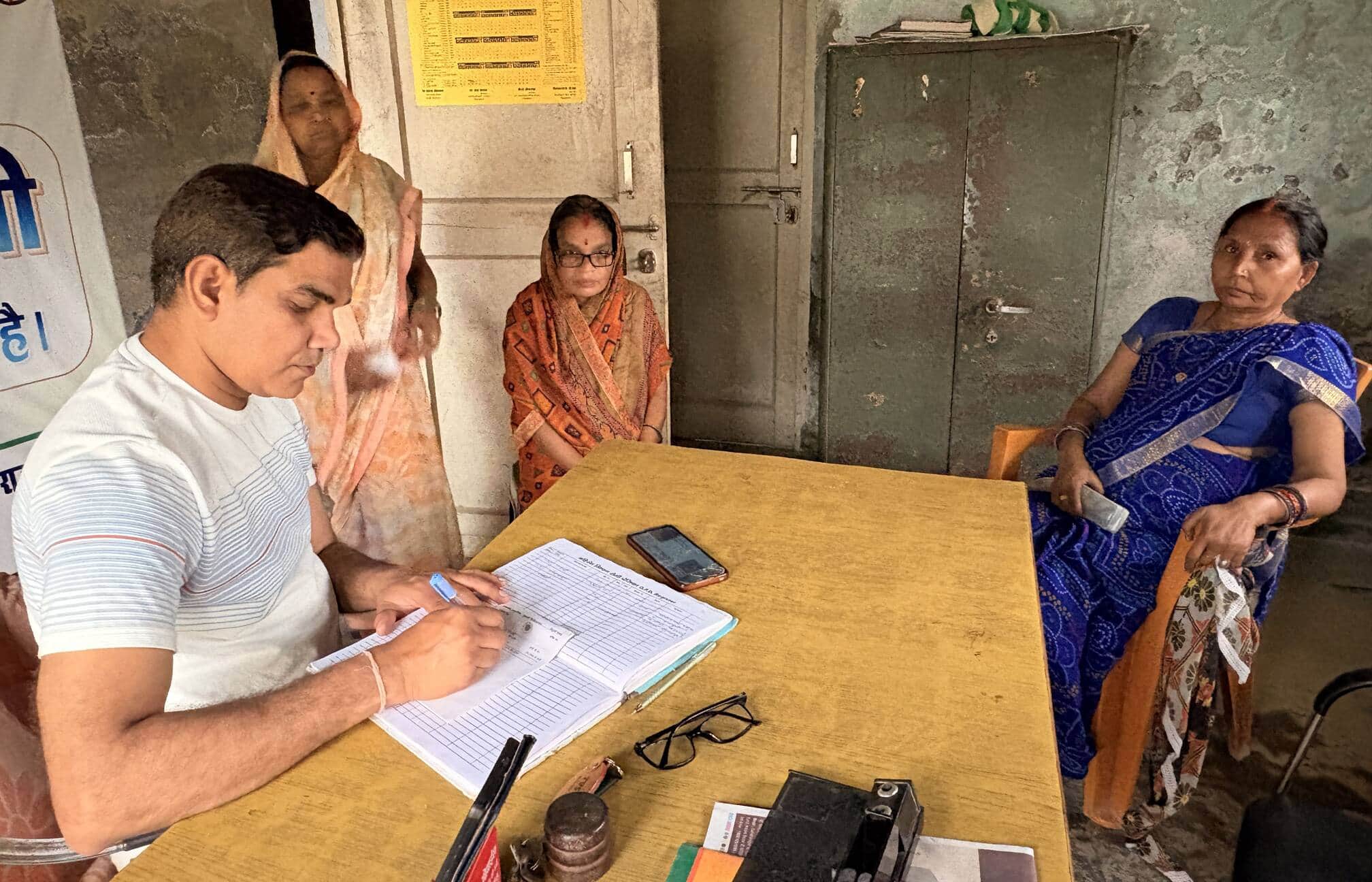 शहर के पुरानी नौगढ़ में स्थित राजकीय आयुर्वेद अस्पताल में मरीजों के स्वास्थ्य की जानकारी लेते 