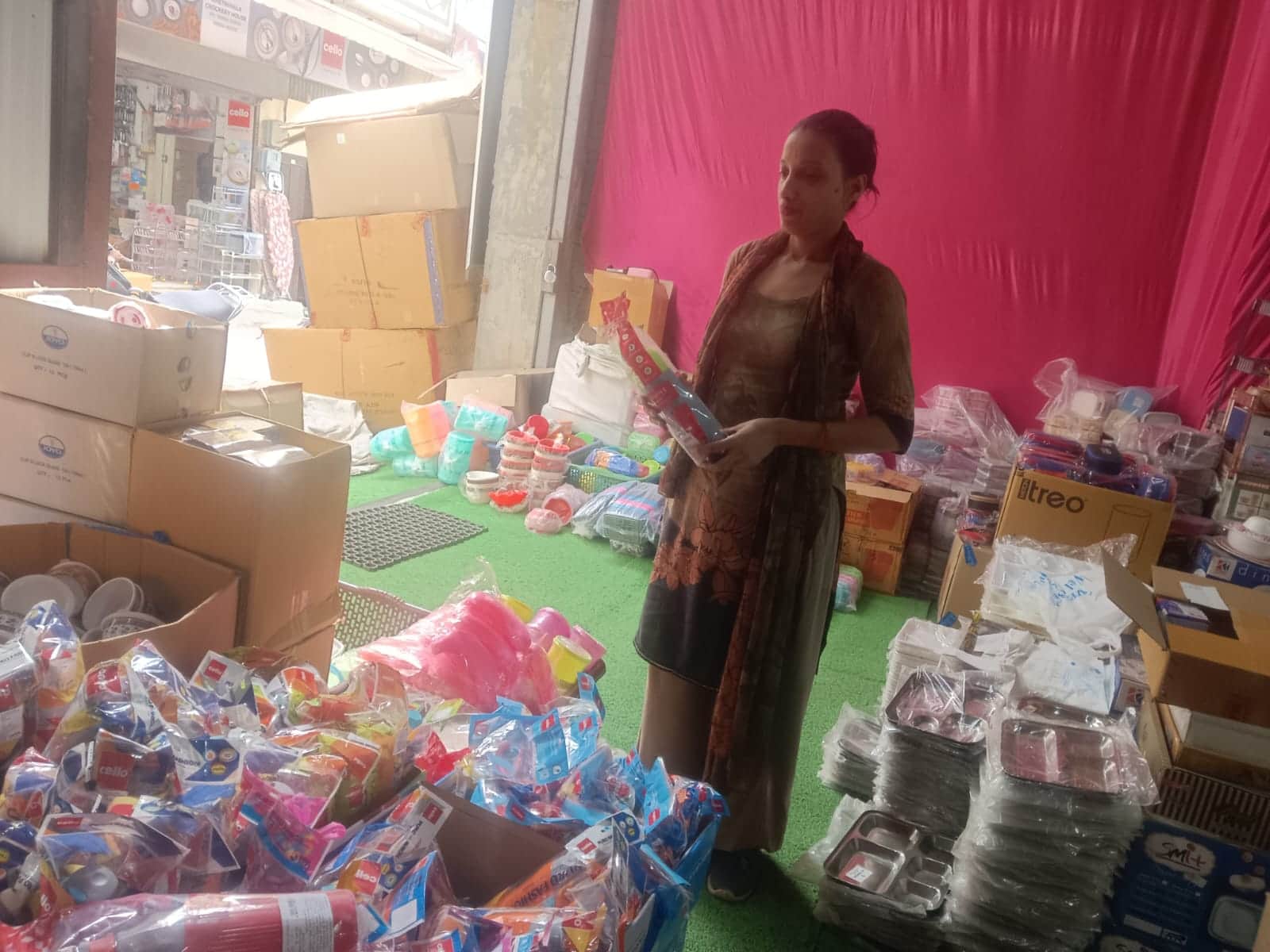 शहर के रोड़ी बाजार में कन्याओं के लिए बर्तन खरीदते हुए महिला। संवाद