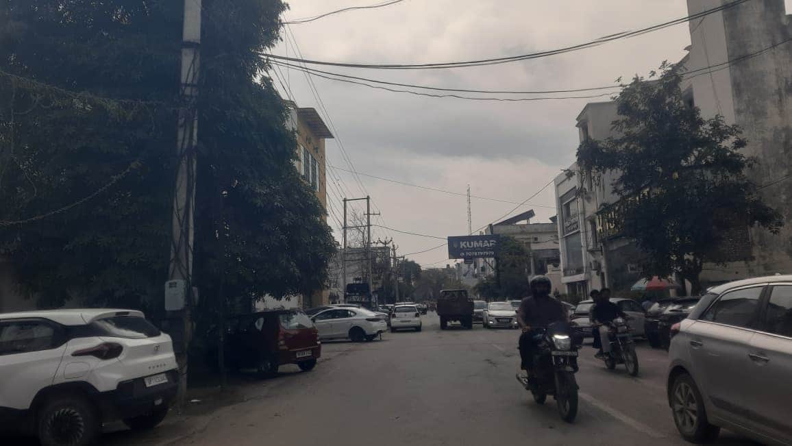 शहर में दोपहर के समय छाए काले बादल। संवाद